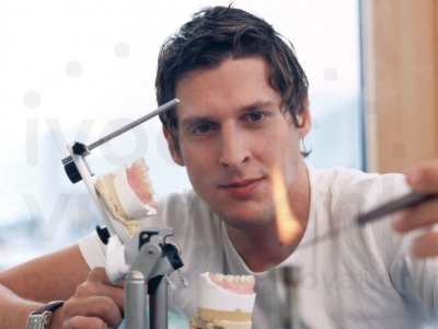 Qu’est-ce qu’un prothésiste dentaire et quel est son rôle ?