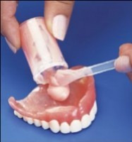 Le rebasage dentaire : solution économique et rapide pour ajuster votre dentier