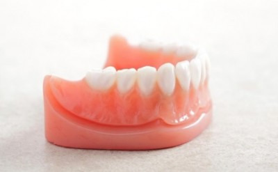 Prothèse dentaire amovible (dentier complet) : Pourquoi bouge-t-elle ?